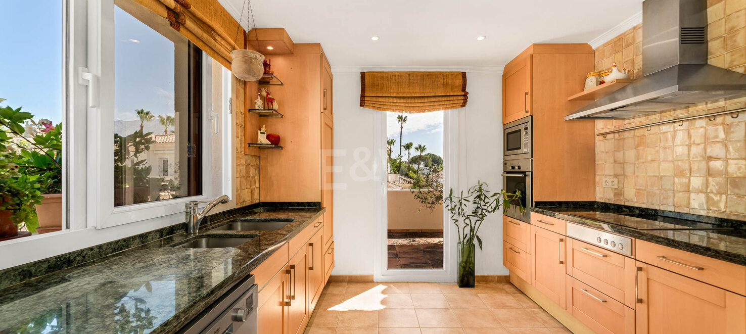 Duplex penthouse with spectacular views in prestigious Golf area – Great Potential !