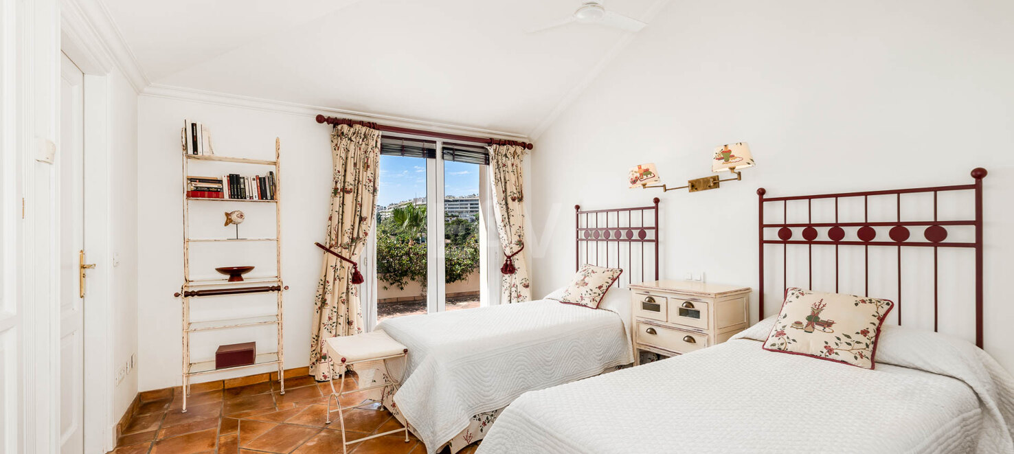 Duplex penthouse with spectacular views in prestigious Golf area – Great Potential !