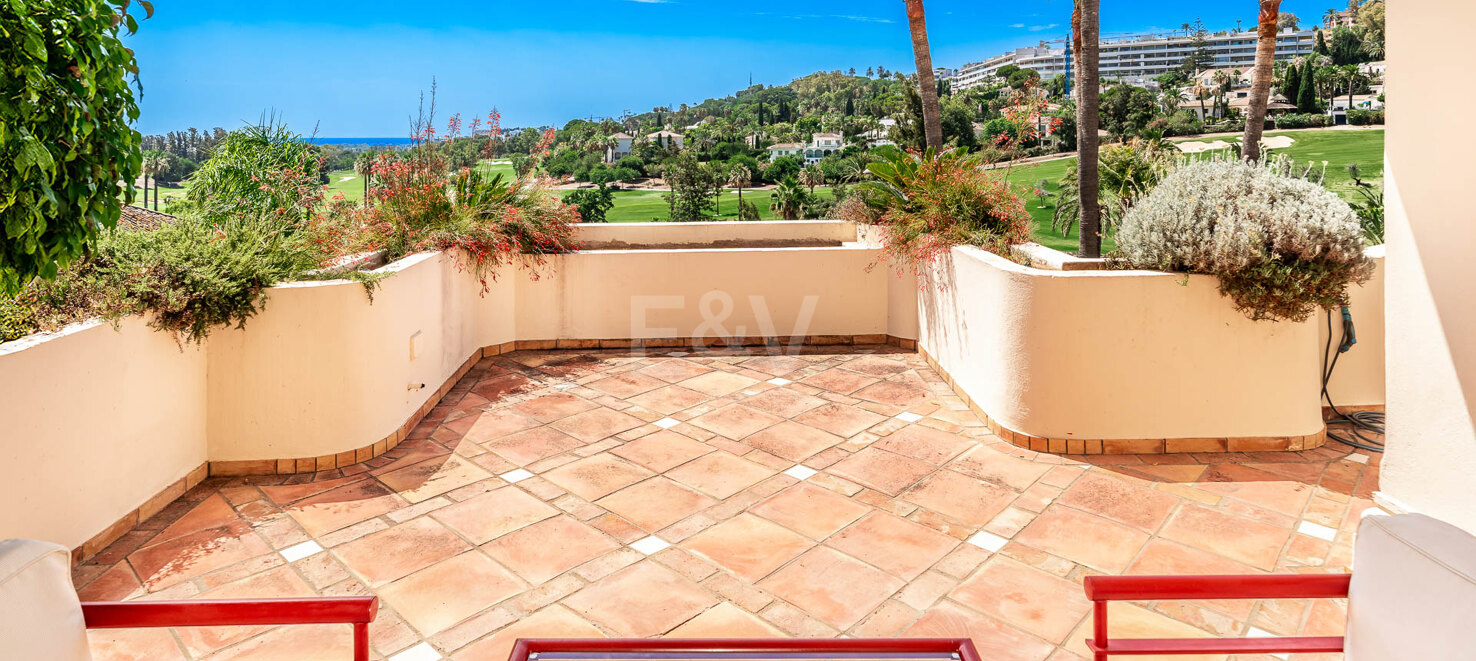 Duplex penthouse with spectacular views in prestigious Golf area – Great Potential !