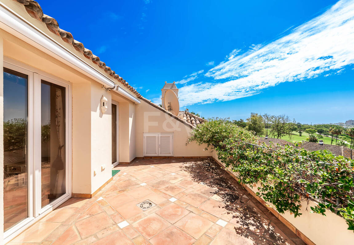 Duplex Penthouse med spektakulär Utsikt över Prestigeious Golf Area med stor potential