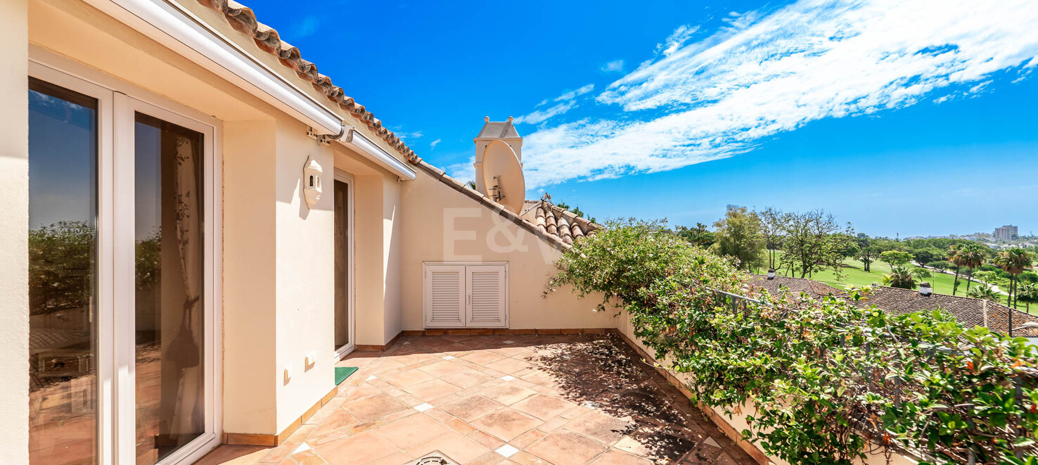 Duplex penthouse with spectacular views in prestigious Golf area – Great Potential !