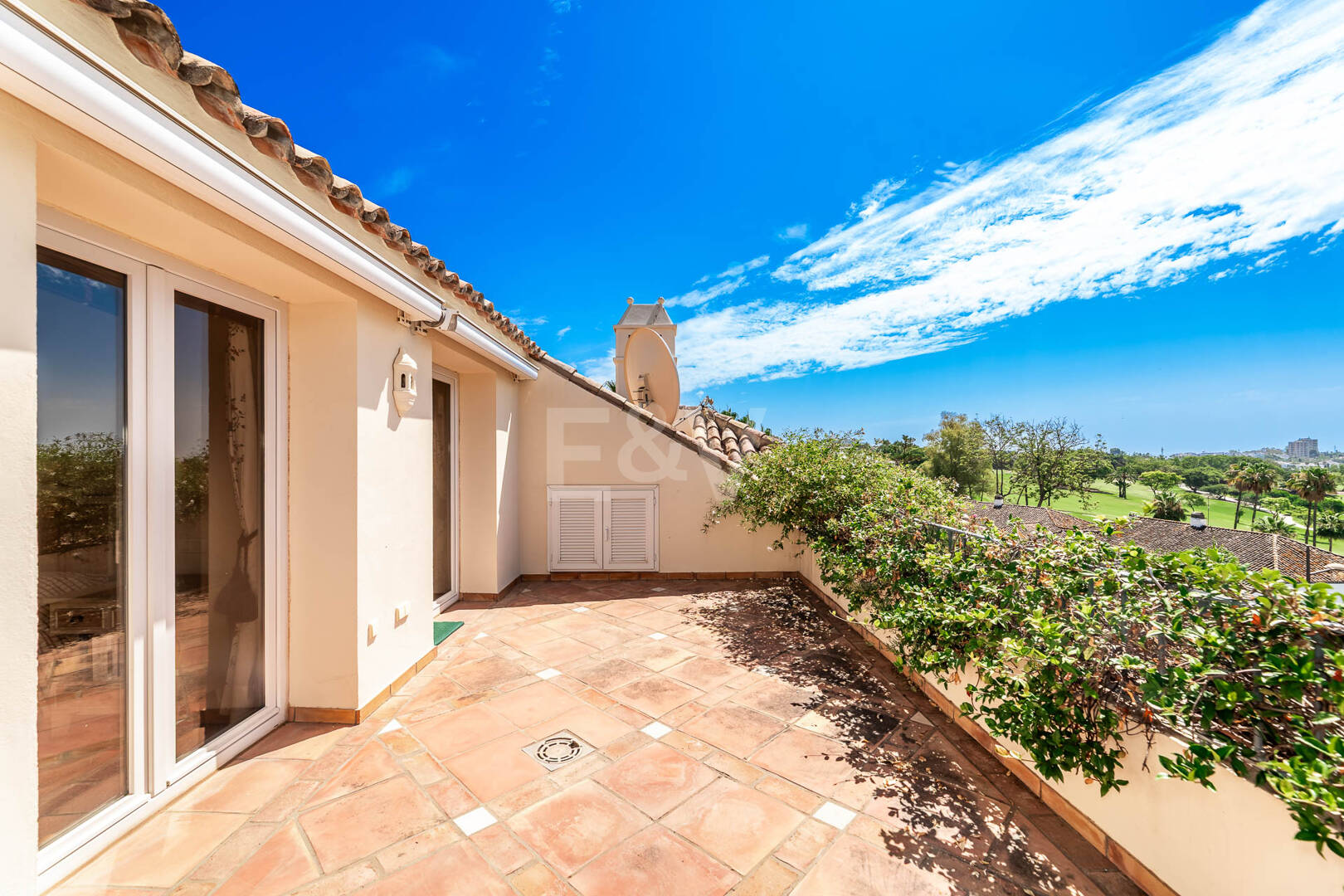 Penthouse dúplex en una prestigiosa comunidad de golf en primera línea con vistas espectaculares