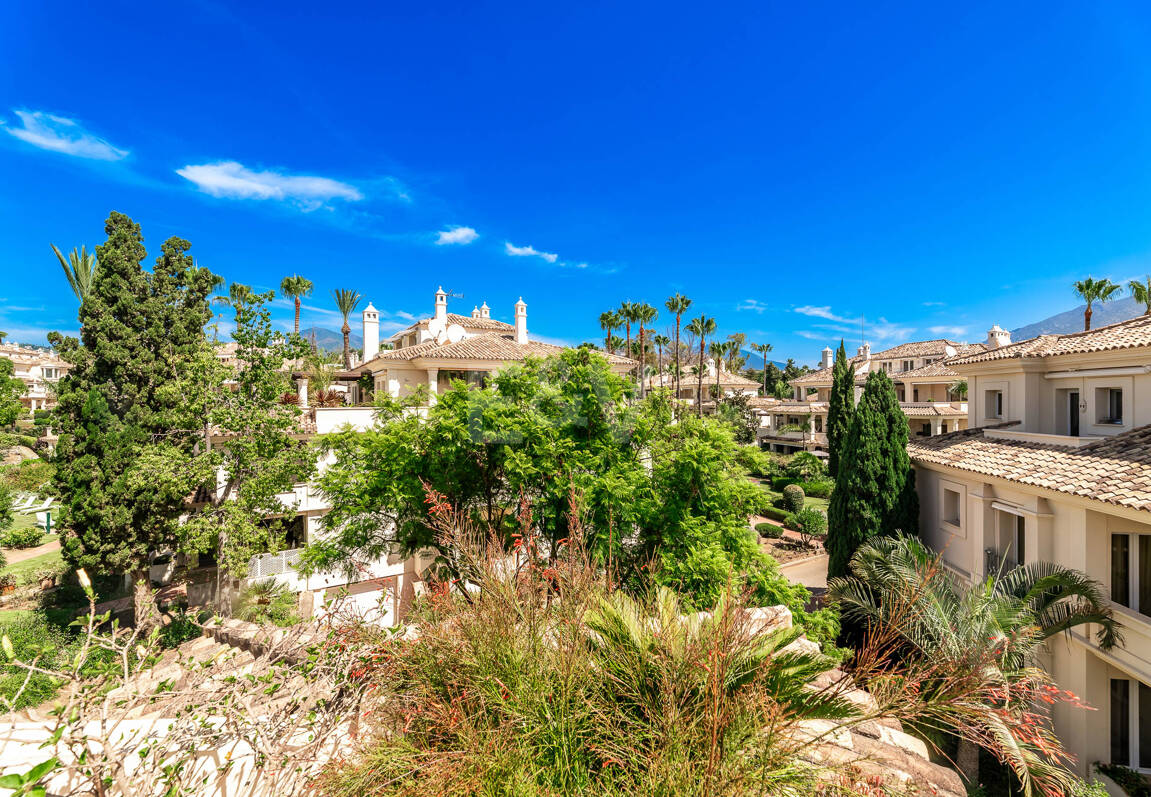 Duplex Penthouse med spektakulär Utsikt över Prestigeious Golf Area med stor potential