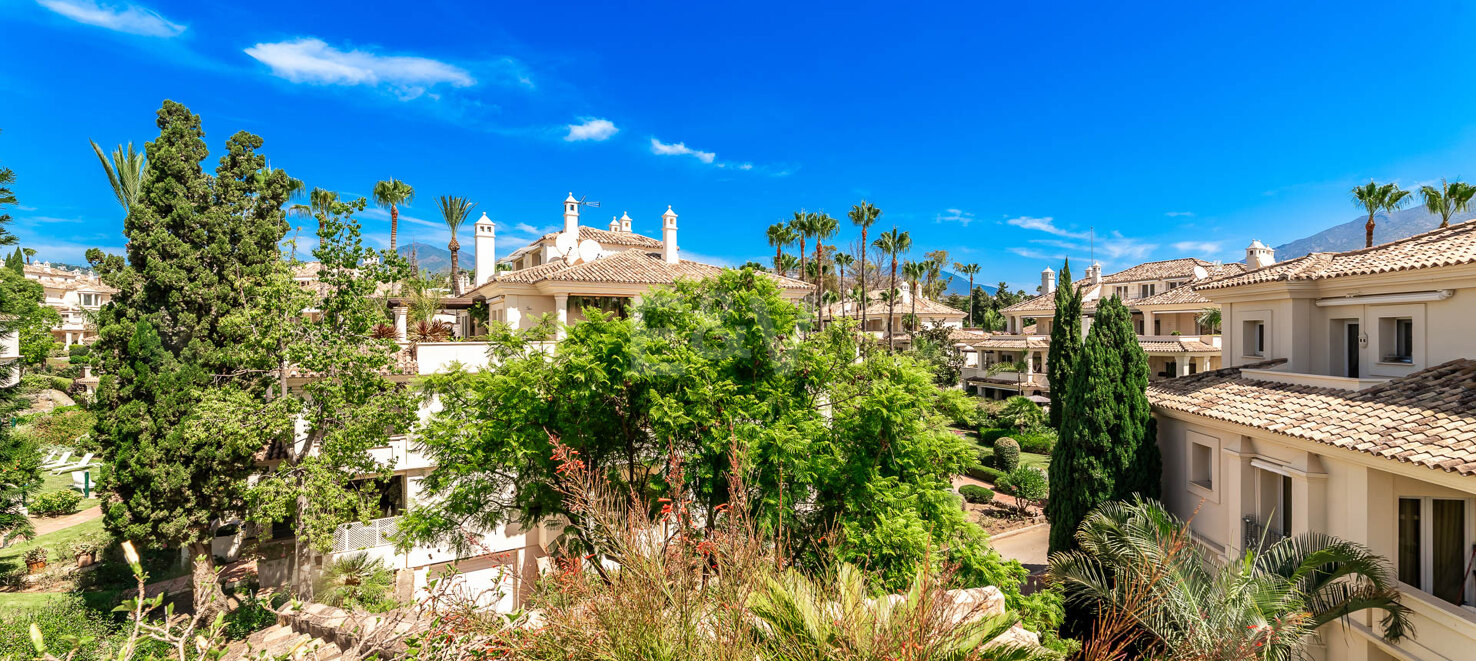 Duplex penthouse with spectacular views in prestigious Golf area – Great Potential !