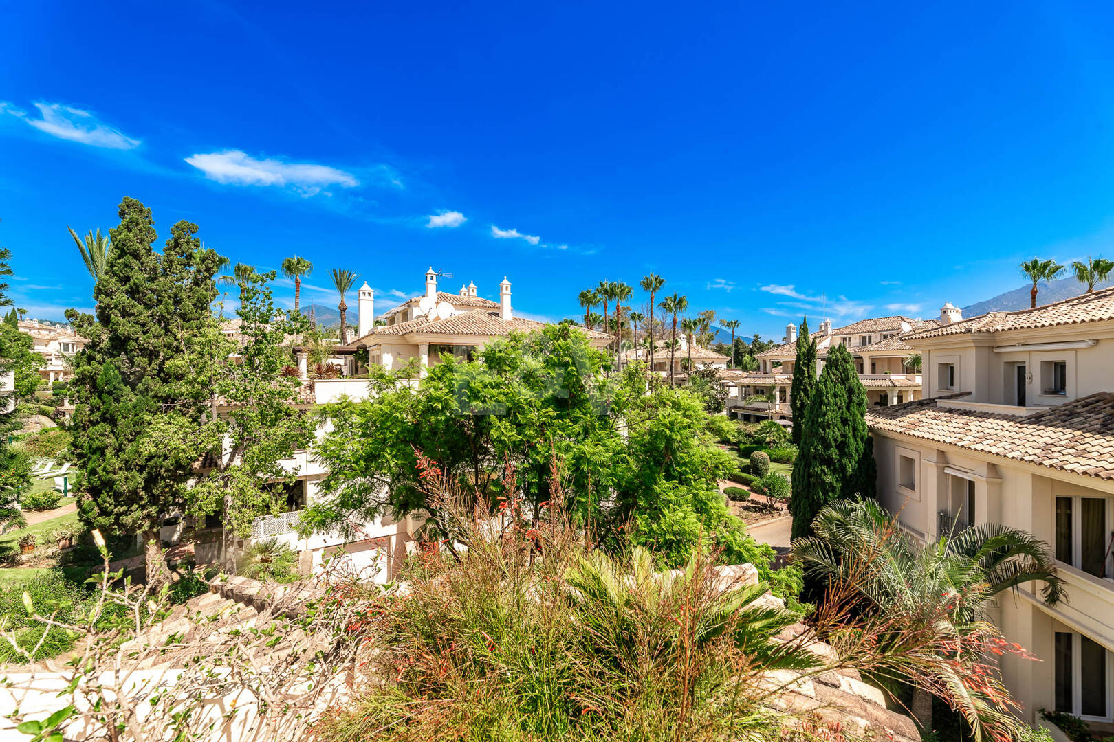 Penthouse dúplex en una prestigiosa comunidad de golf en primera línea con vistas espectaculares