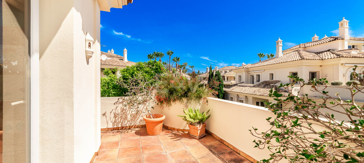 Duplex penthouse with spectacular views in prestigious Golf area – Great Potential !