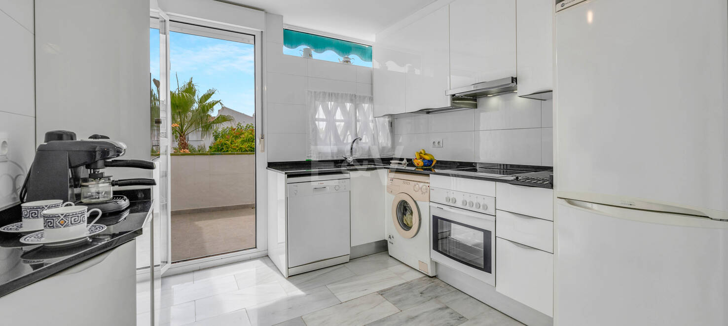 Maisonette-Wohnung mit 4 Schlafzimmern zur Saisonmiete in Lunamar Marbella, nur wenige Meter vom Mittelmeer entfernt