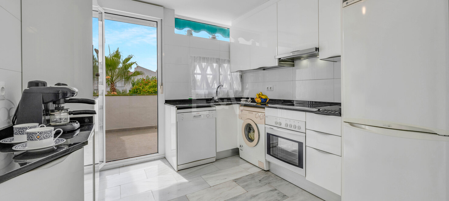 Appartement en duplex de 4 chambres disponible pour une location saisonnière à Lunamar Marbella, à quelques mètres de la mer Méditerranée