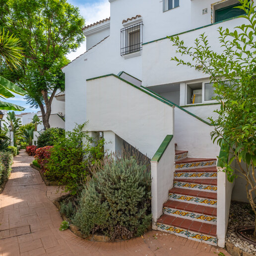 Appartement en duplex de 4 chambres disponible pour une location saisonnière à Lunamar Marbella, à quelques mètres de la mer Méditerranée