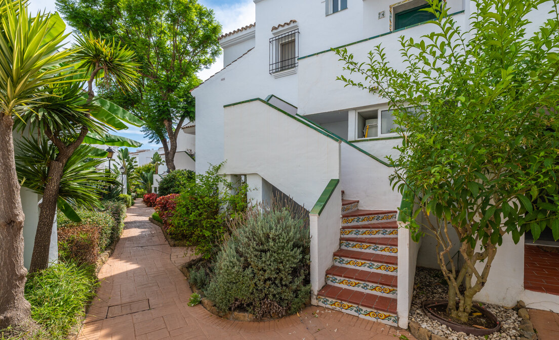 Appartement en duplex de 4 chambres disponible pour une location saisonnière à Lunamar Marbella, à quelques mètres de la mer Méditerranée