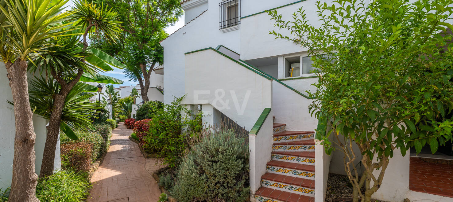 Maisonette-Wohnung mit 4 Schlafzimmern zur Saisonmiete in Lunamar Marbella, nur wenige Meter vom Mittelmeer entfernt