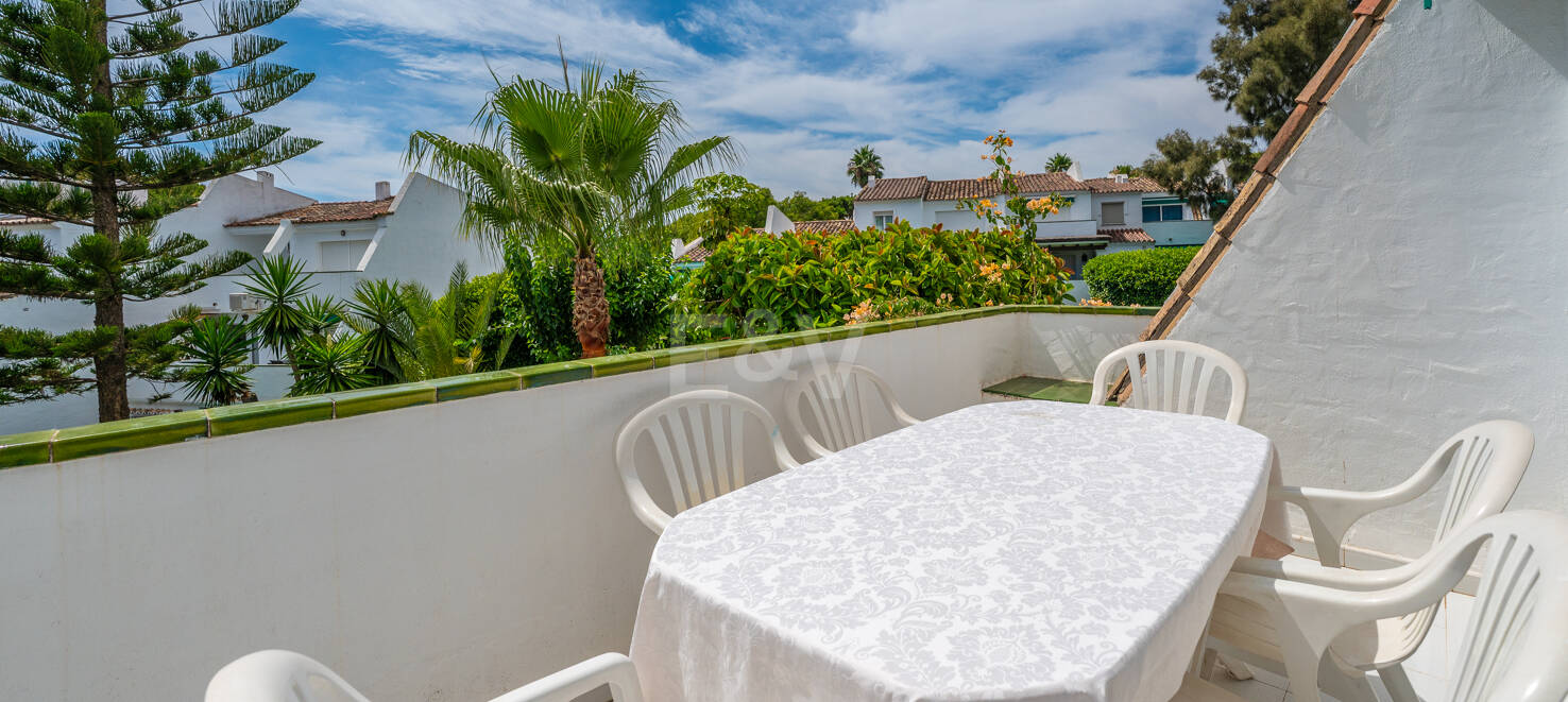 Maisonette-Wohnung mit 4 Schlafzimmern zur Saisonmiete in Lunamar Marbella, nur wenige Meter vom Mittelmeer entfernt