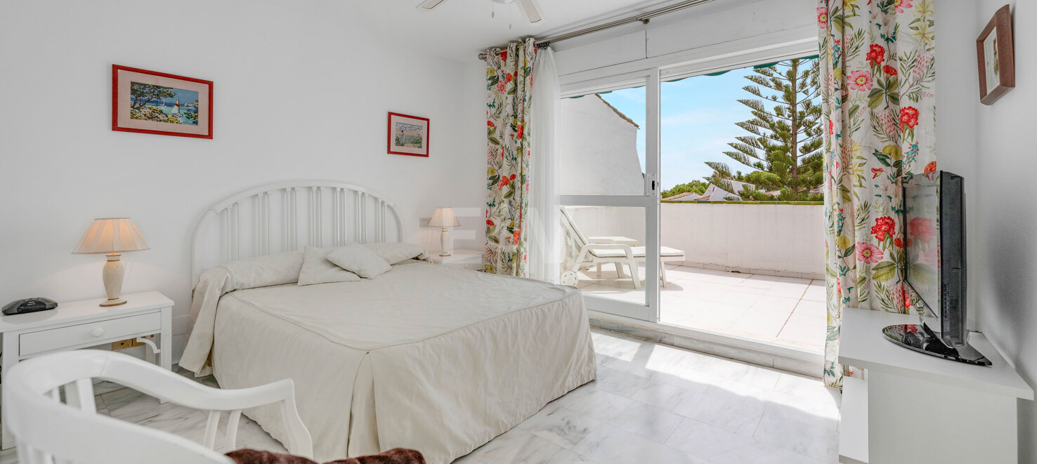 Appartement en duplex de 4 chambres disponible pour une location saisonnière à Lunamar Marbella, à quelques mètres de la mer Méditerranée