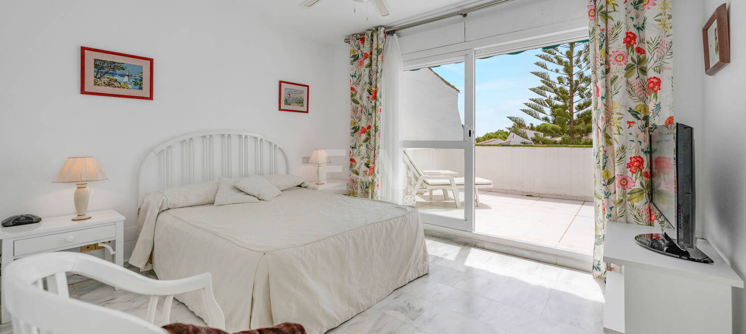 Maisonette-Wohnung mit 4 Schlafzimmern zur Saisonmiete in Lunamar Marbella, nur wenige Meter vom Mittelmeer entfernt