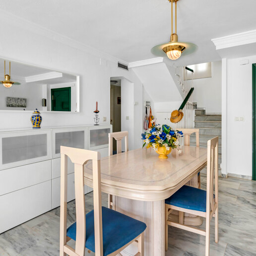 Appartement en duplex de 4 chambres disponible pour une location saisonnière à Lunamar Marbella, à quelques mètres de la mer Méditerranée
