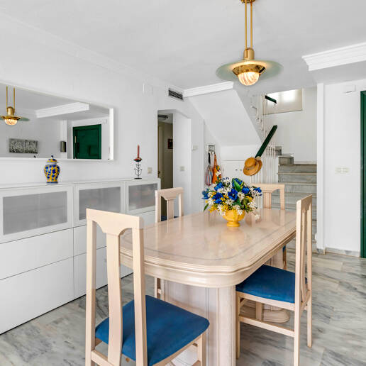 Maisonette-Wohnung mit 4 Schlafzimmern zur Saisonmiete in Lunamar Marbella, nur wenige Meter vom Mittelmeer entfernt