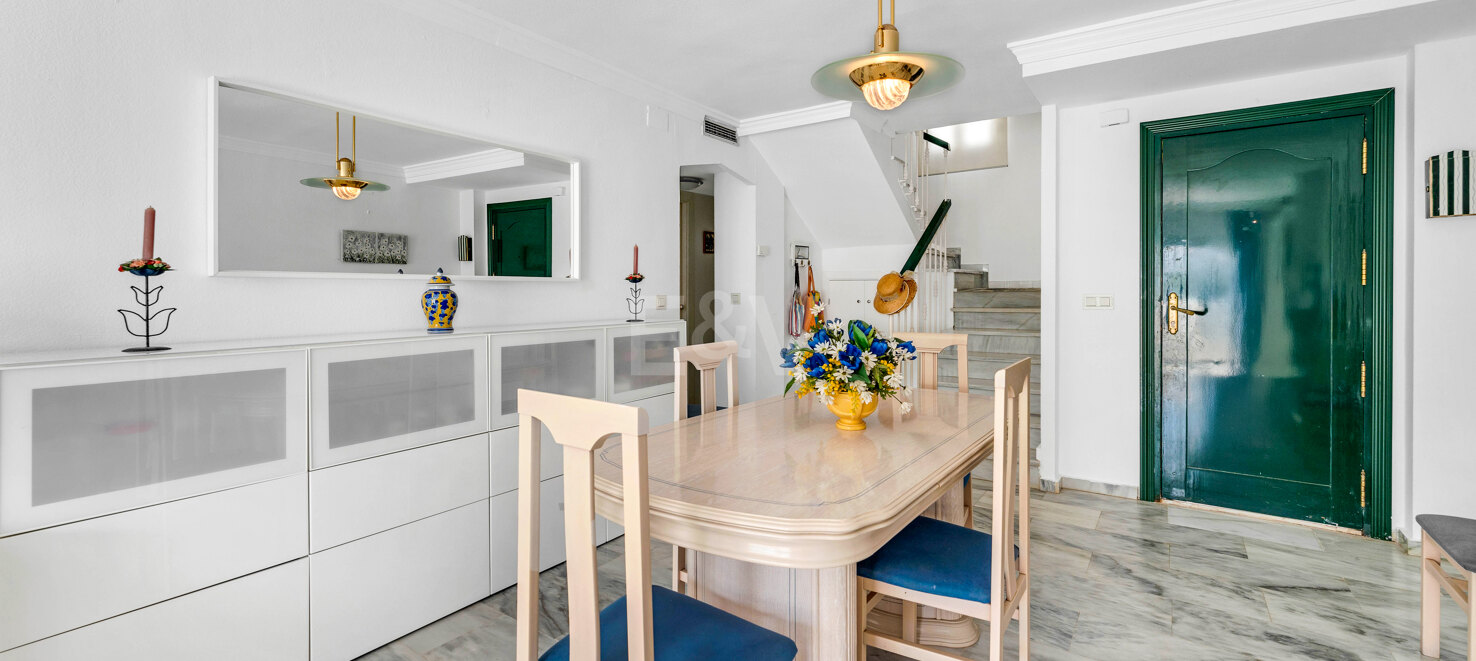 Appartement en duplex de 4 chambres disponible pour une location saisonnière à Lunamar Marbella, à quelques mètres de la mer Méditerranée
