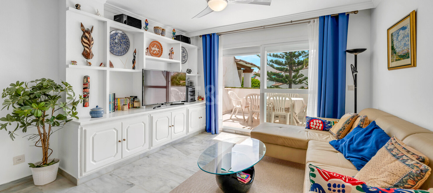 Appartement en duplex de 4 chambres disponible pour une location saisonnière à Lunamar Marbella, à quelques mètres de la mer Méditerranée