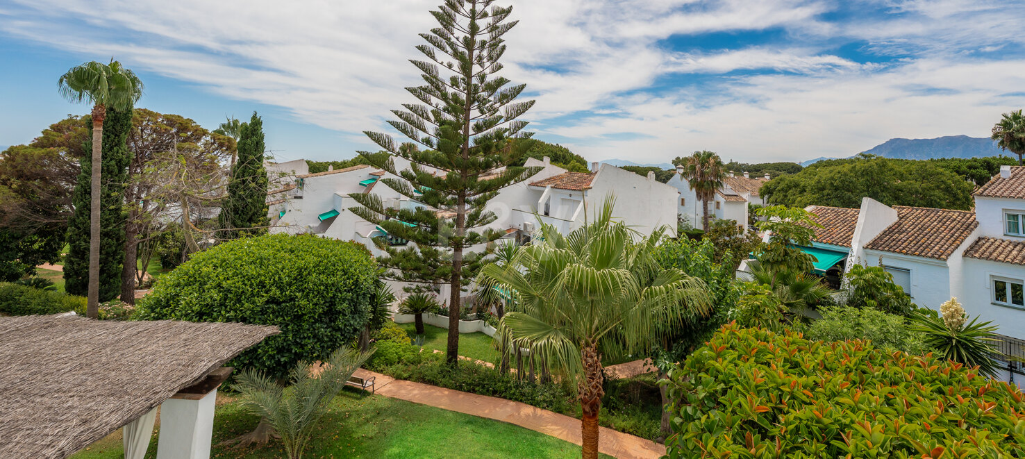 Appartement en duplex de 4 chambres disponible pour une location saisonnière à Lunamar Marbella, à quelques mètres de la mer Méditerranée