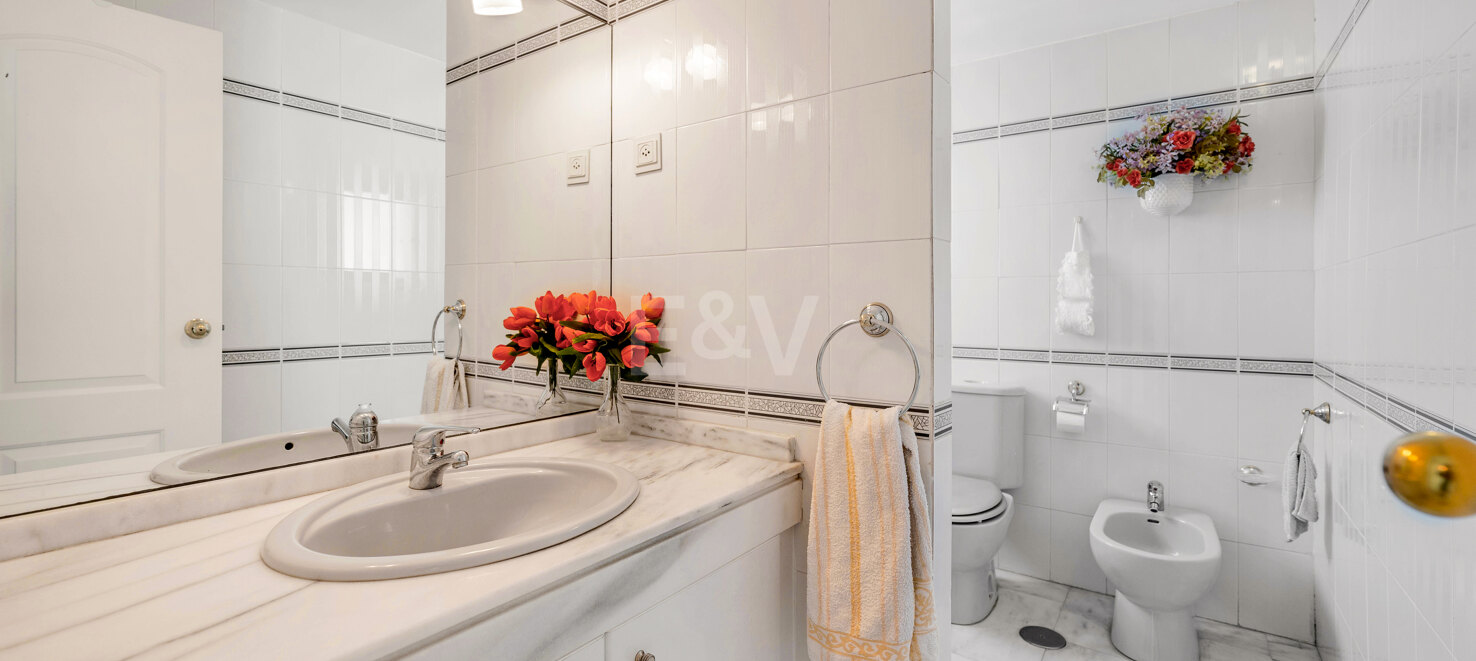 Appartement en duplex de 4 chambres disponible pour une location saisonnière à Lunamar Marbella, à quelques mètres de la mer Méditerranée