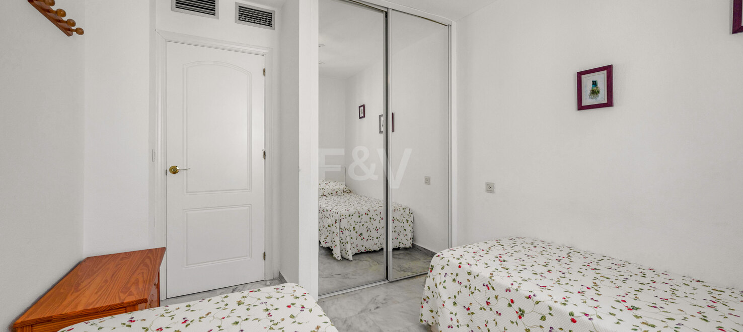 Appartement en duplex de 4 chambres disponible pour une location saisonnière à Lunamar Marbella, à quelques mètres de la mer Méditerranée
