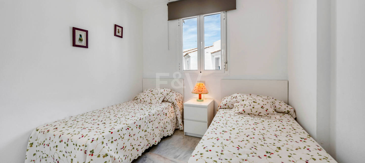 Maisonette-Wohnung mit 4 Schlafzimmern zur Saisonmiete in Lunamar Marbella, nur wenige Meter vom Mittelmeer entfernt