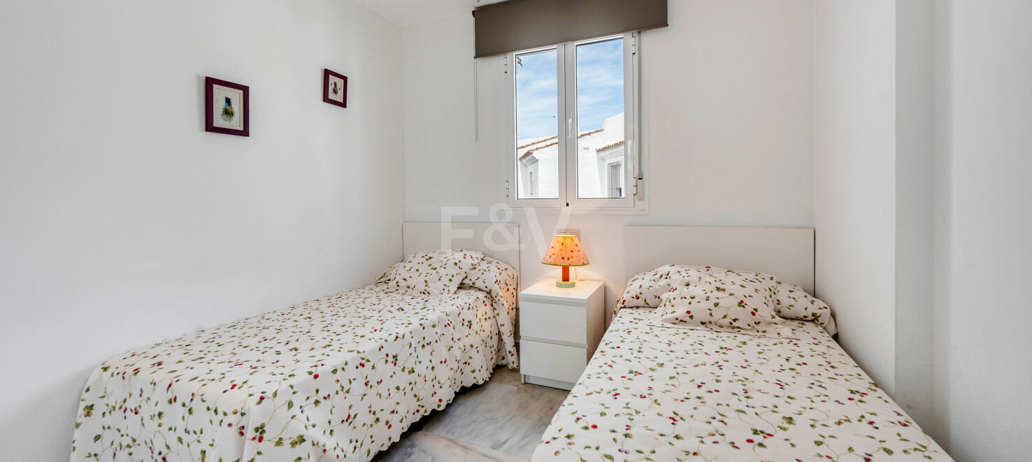 Appartement en duplex de 4 chambres disponible pour une location saisonnière à Lunamar Marbella, à quelques mètres de la mer Méditerranée