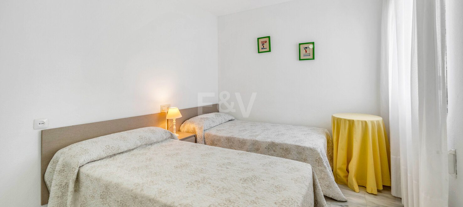 Appartement en duplex de 4 chambres disponible pour une location saisonnière à Lunamar Marbella, à quelques mètres de la mer Méditerranée