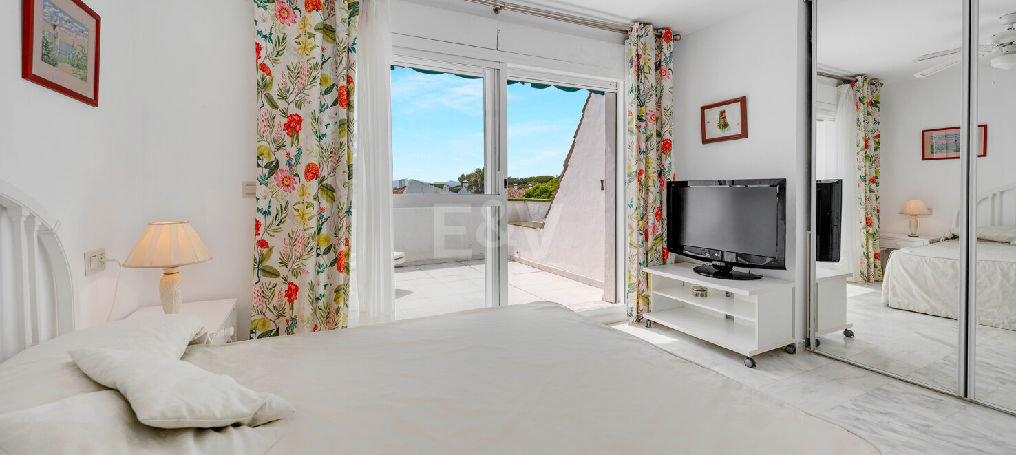 Appartement en duplex de 4 chambres disponible pour une location saisonnière à Lunamar Marbella, à quelques mètres de la mer Méditerranée