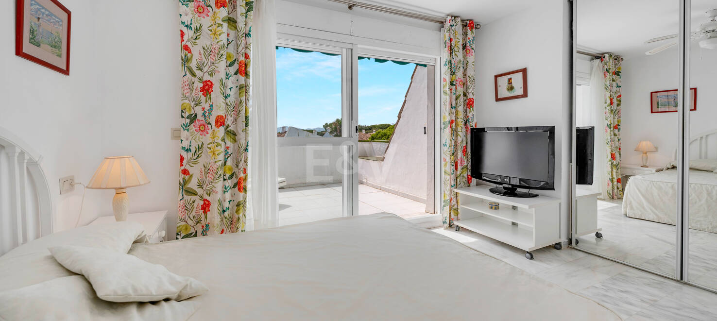 Maisonette-Wohnung mit 4 Schlafzimmern zur Saisonmiete in Lunamar Marbella, nur wenige Meter vom Mittelmeer entfernt