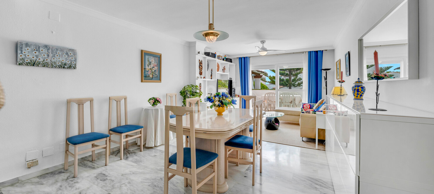 Appartement en duplex de 4 chambres disponible pour une location saisonnière à Lunamar Marbella, à quelques mètres de la mer Méditerranée