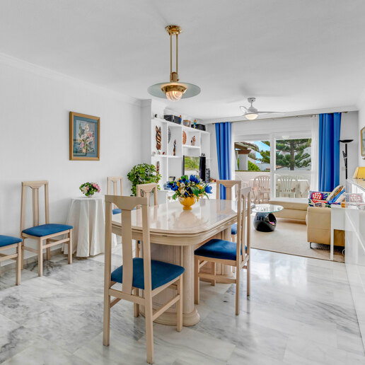 Appartement en duplex de 4 chambres disponible pour une location saisonnière à Lunamar Marbella, à quelques mètres de la mer Méditerranée