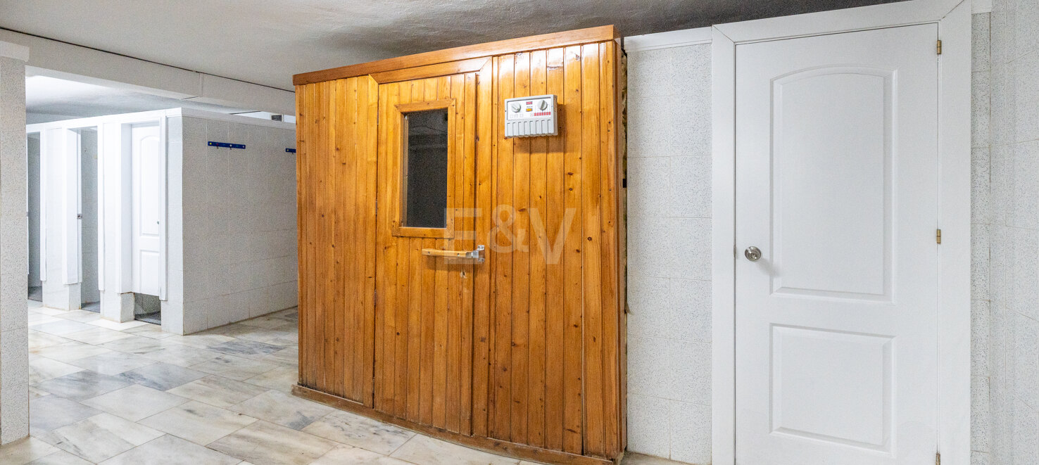 Appartement en duplex de 4 chambres disponible pour une location saisonnière à Lunamar Marbella, à quelques mètres de la mer Méditerranée