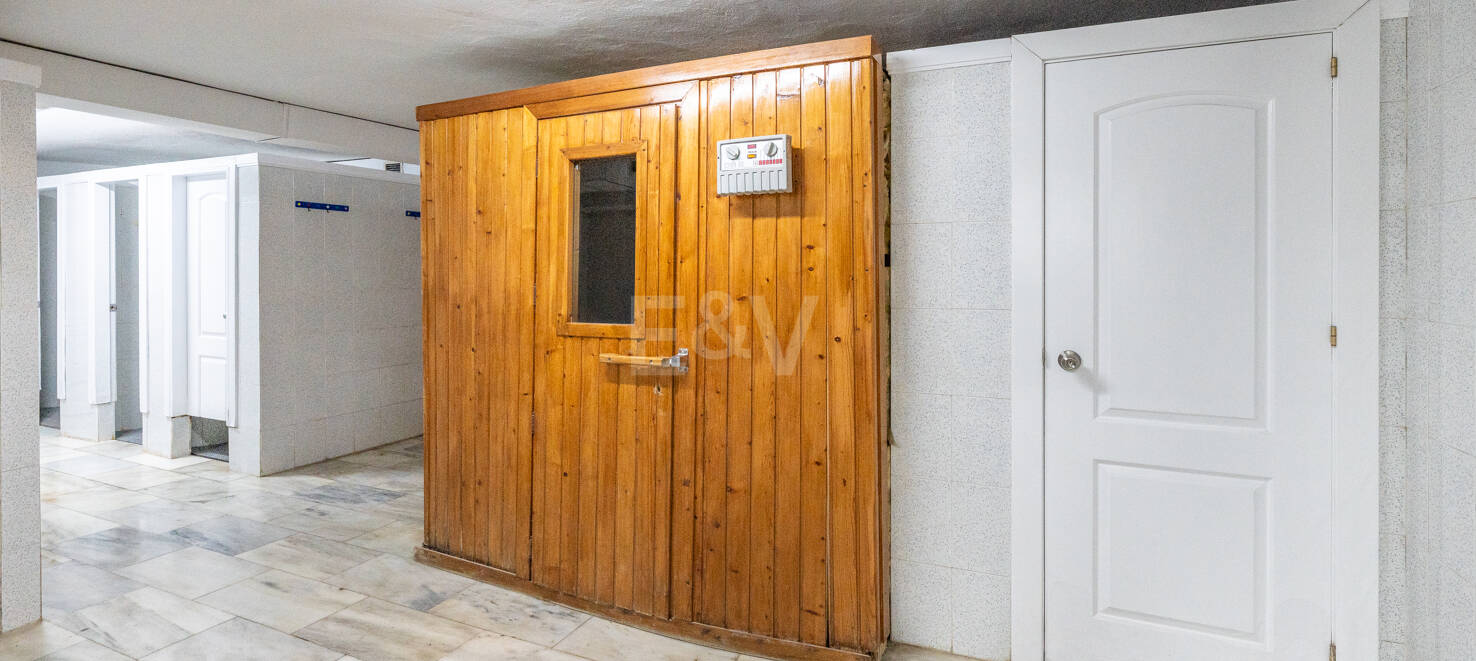 Maisonette-Wohnung mit 4 Schlafzimmern zur Saisonmiete in Lunamar Marbella, nur wenige Meter vom Mittelmeer entfernt