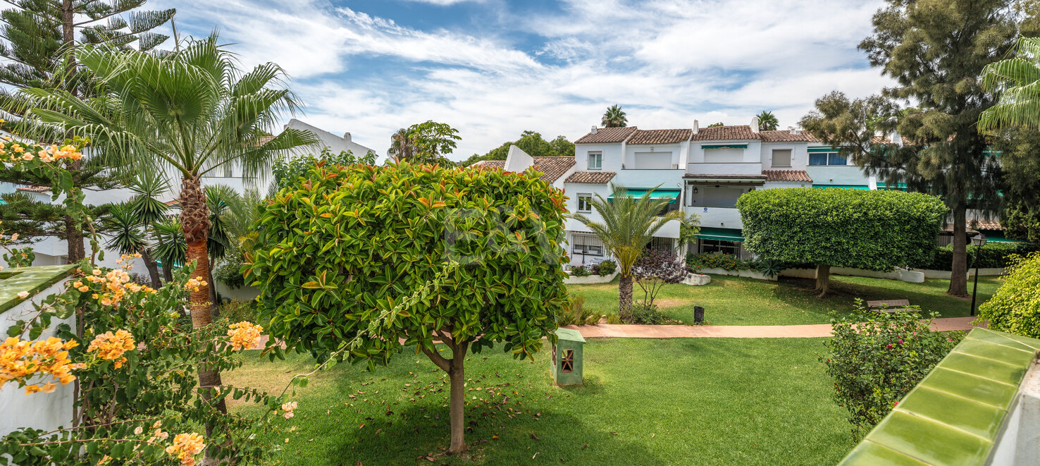 Appartement en duplex de 4 chambres disponible pour une location saisonnière à Lunamar Marbella, à quelques mètres de la mer Méditerranée