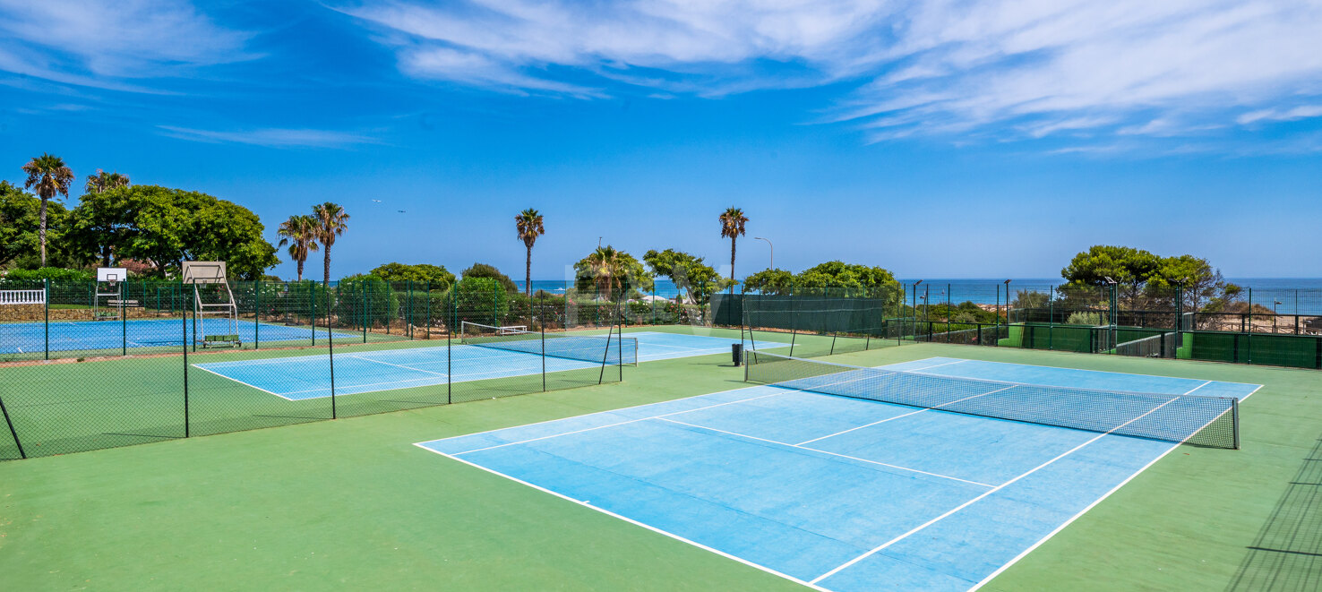 Appartement en duplex de 4 chambres disponible pour une location saisonnière à Lunamar Marbella, à quelques mètres de la mer Méditerranée