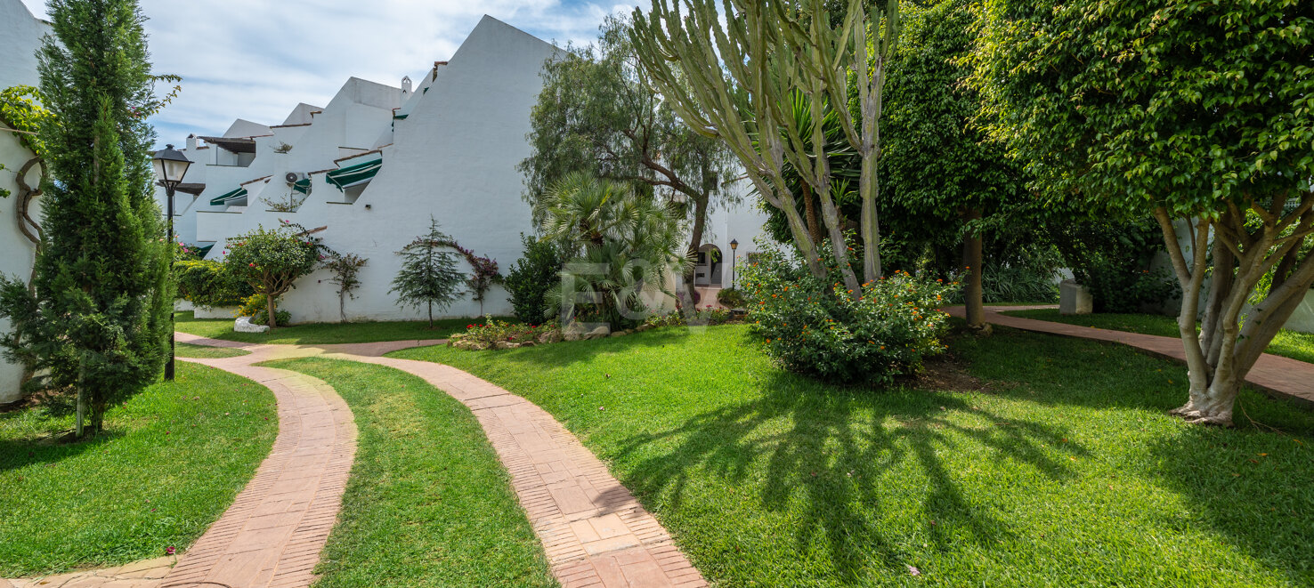 Appartement en duplex de 4 chambres disponible pour une location saisonnière à Lunamar Marbella, à quelques mètres de la mer Méditerranée