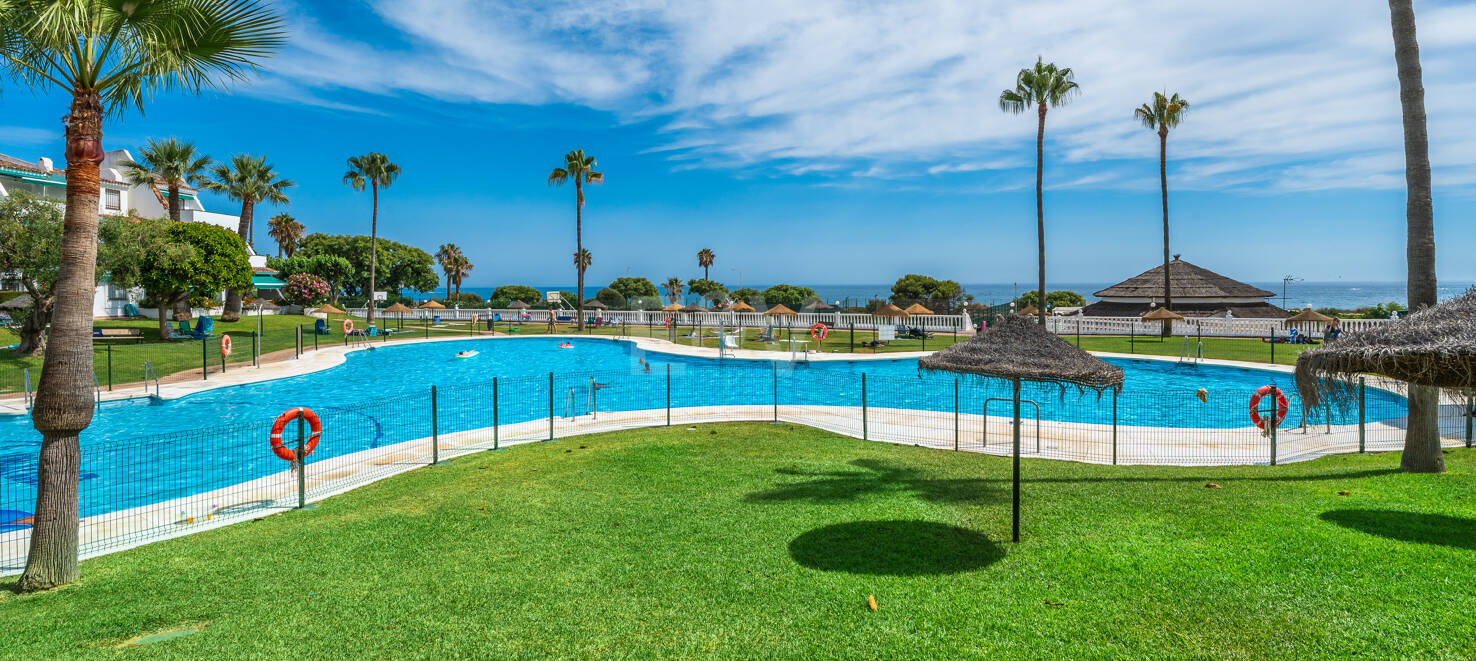 Maisonette-Wohnung mit 4 Schlafzimmern zur Saisonmiete in Lunamar Marbella, nur wenige Meter vom Mittelmeer entfernt