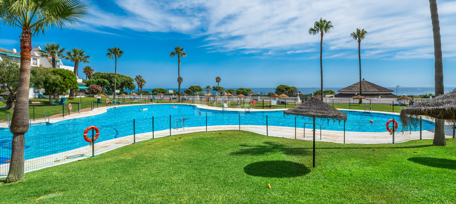 Appartement en duplex de 4 chambres disponible pour une location saisonnière à Lunamar Marbella, à quelques mètres de la mer Méditerranée