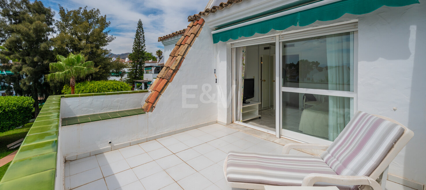 Appartement en duplex de 4 chambres disponible pour une location saisonnière à Lunamar Marbella, à quelques mètres de la mer Méditerranée