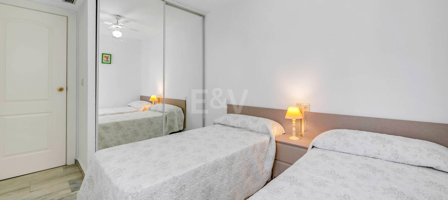 Maisonette-Wohnung mit 4 Schlafzimmern zur Saisonmiete in Lunamar Marbella, nur wenige Meter vom Mittelmeer entfernt