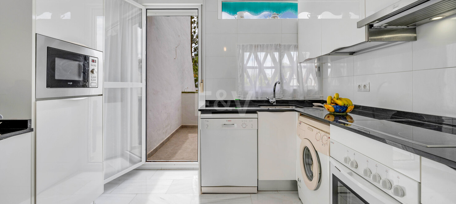 Appartement en duplex de 4 chambres disponible pour une location saisonnière à Lunamar Marbella, à quelques mètres de la mer Méditerranée