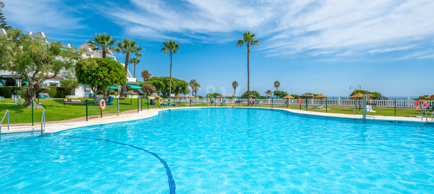 Appartement en duplex de 4 chambres disponible pour une location saisonnière à Lunamar Marbella, à quelques mètres de la mer Méditerranée