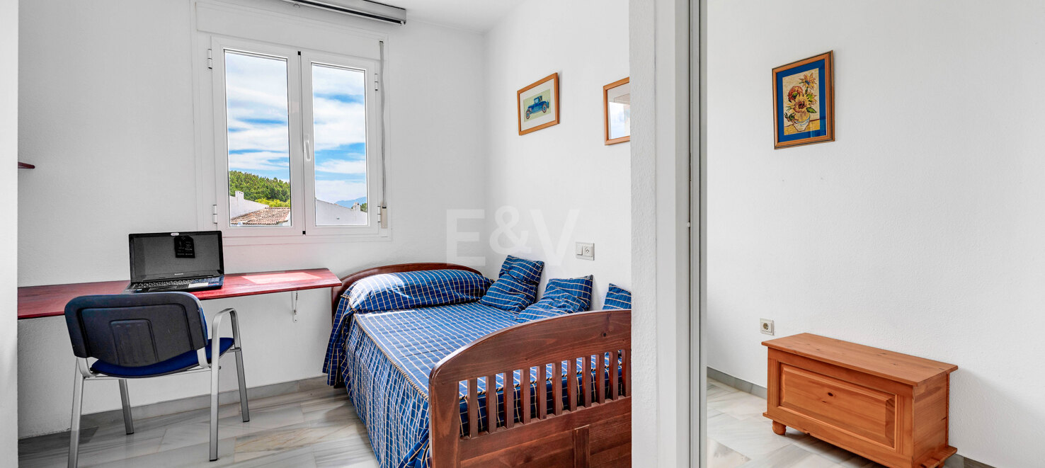 Appartement en duplex de 4 chambres disponible pour une location saisonnière à Lunamar Marbella, à quelques mètres de la mer Méditerranée