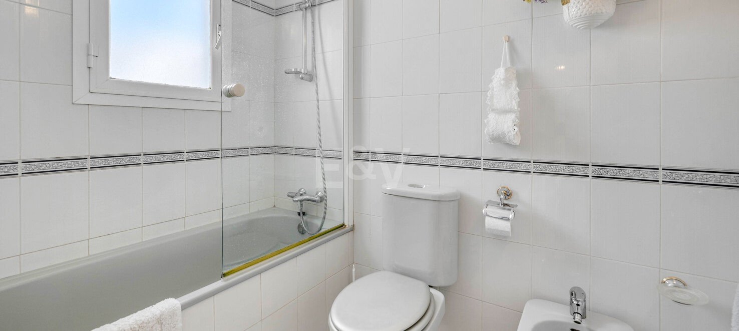 Appartement en duplex de 4 chambres disponible pour une location saisonnière à Lunamar Marbella, à quelques mètres de la mer Méditerranée