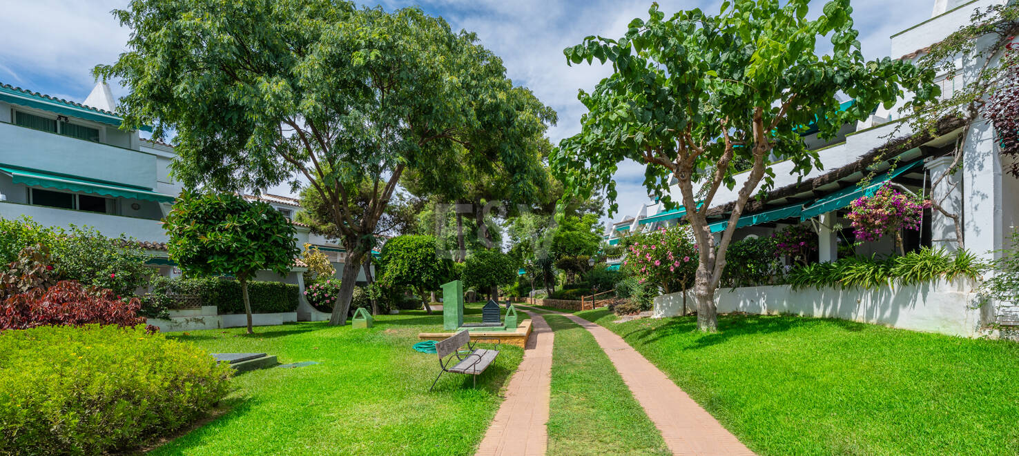 Maisonette-Wohnung mit 4 Schlafzimmern zur Saisonmiete in Lunamar Marbella, nur wenige Meter vom Mittelmeer entfernt