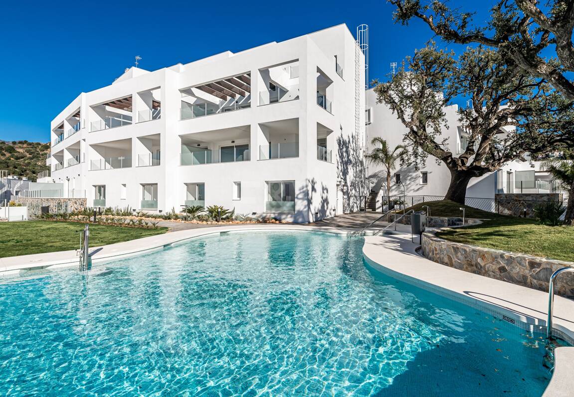 Elegant Duplex Penthouse with Beautiful Sea Views in Sought-After Gated Community