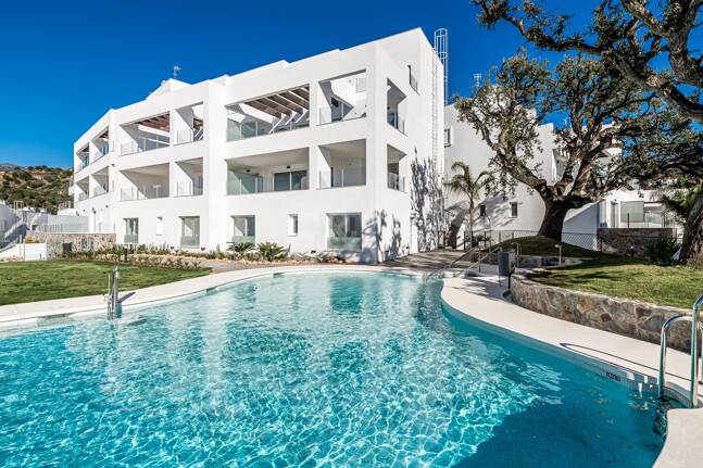 Elegant Duplex Penthouse with Beautiful Sea Views in Sought-After Gated Community