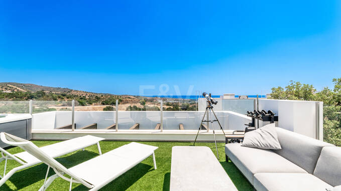 Elegante ático dúplex con hermosas vistas al mar en una prestigiosa comunidad privada