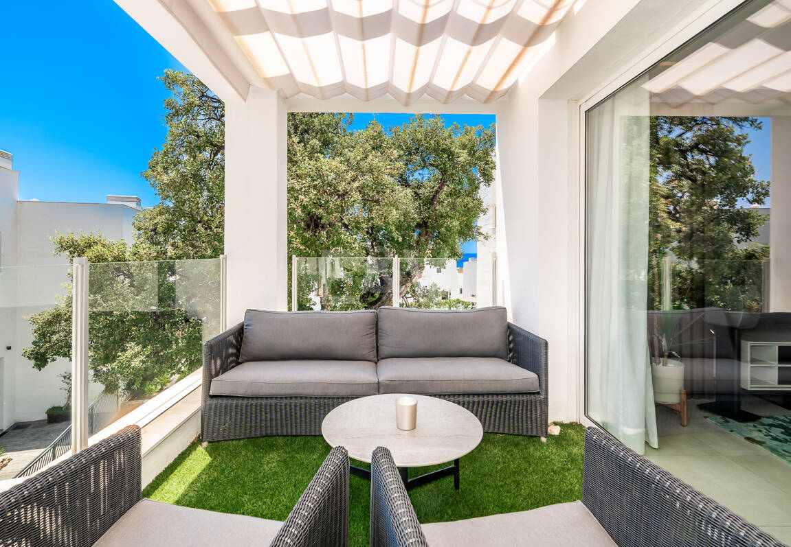 Elegant Duplex Penthouse with Beautiful Sea Views in Sought-After Gated Community